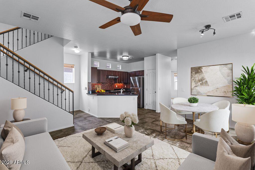 109 W COMMERCE Court