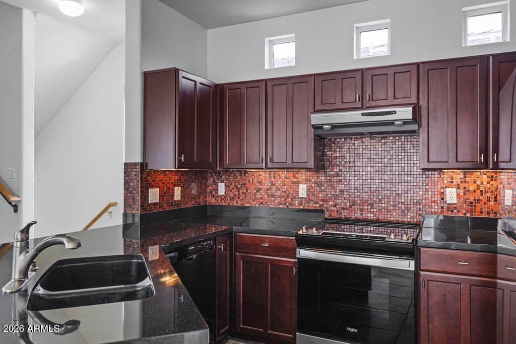 109 W COMMERCE Court