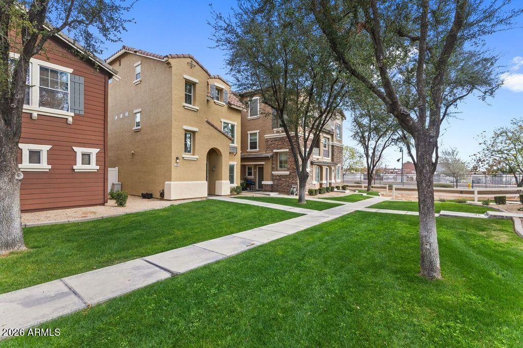 109 W COMMERCE Court