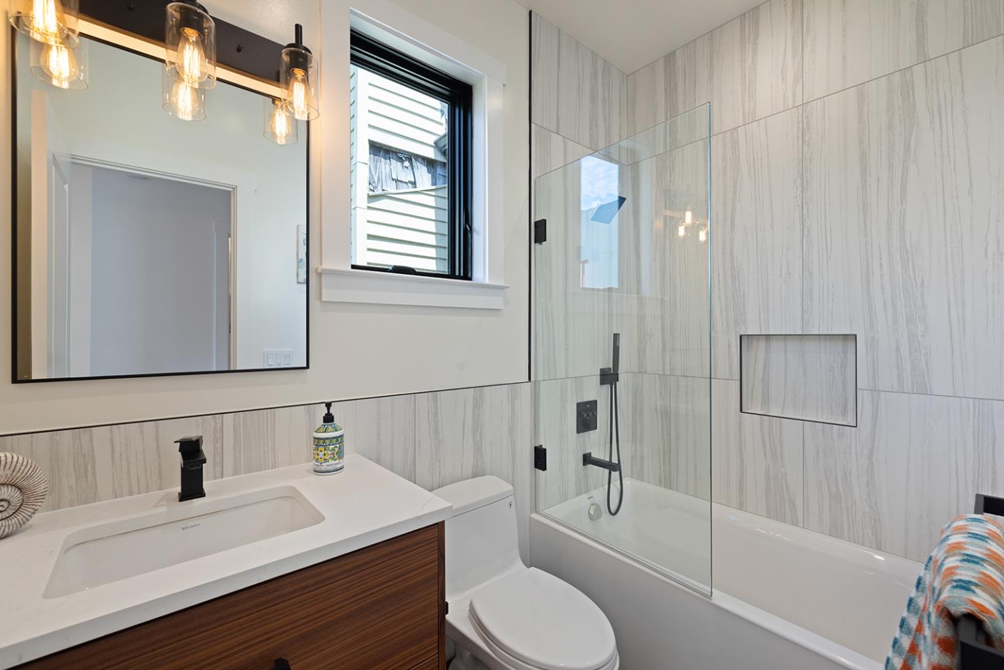 419-419a 38th Avenue