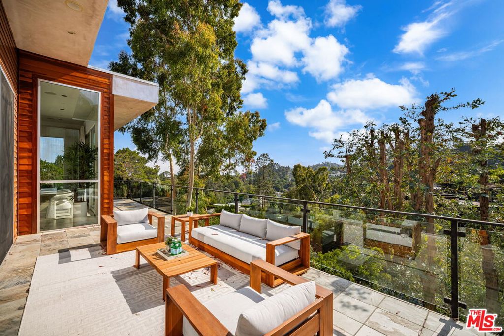 933 Bluegrass Lane