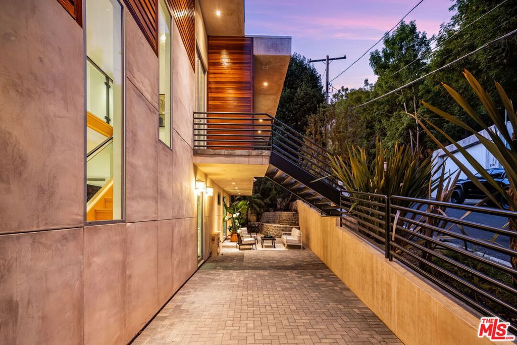 933 Bluegrass Lane