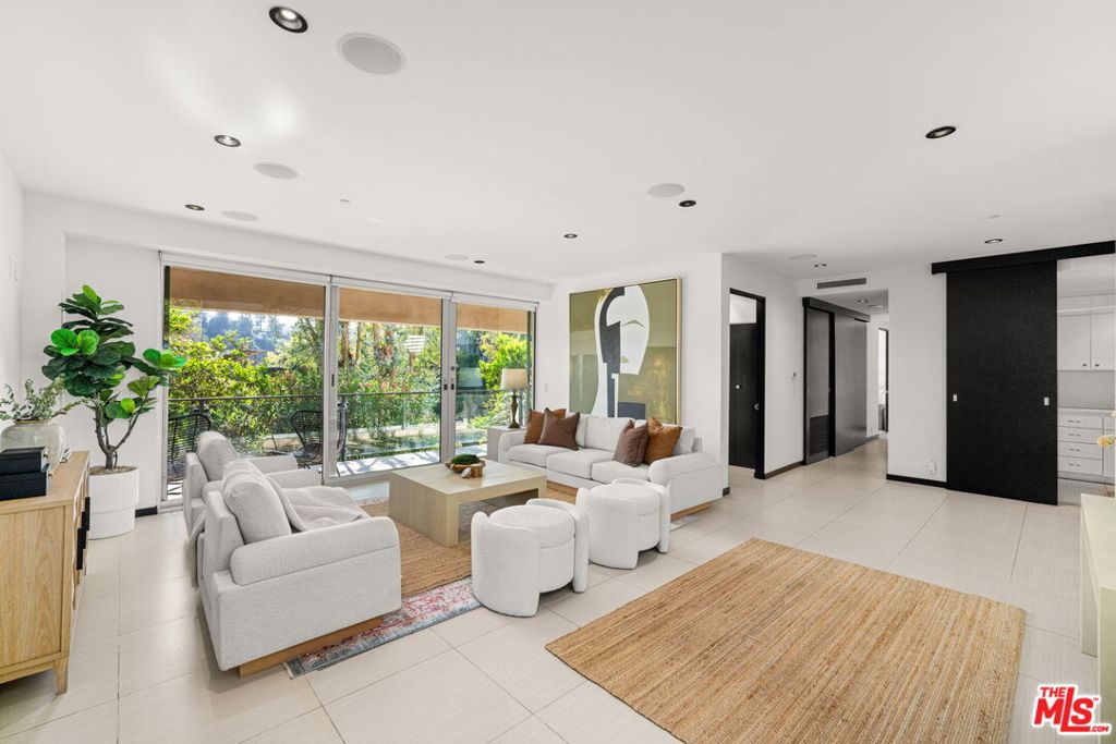 933 Bluegrass Lane