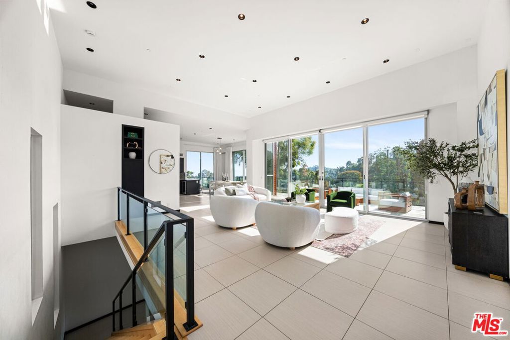 933 Bluegrass Lane