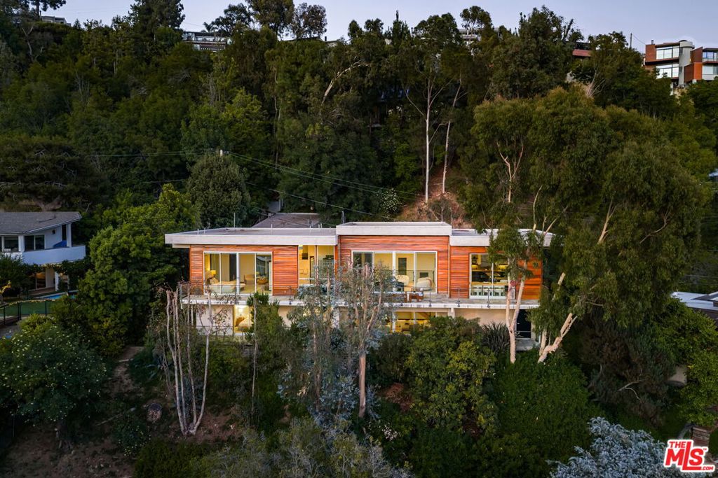 933 Bluegrass Lane