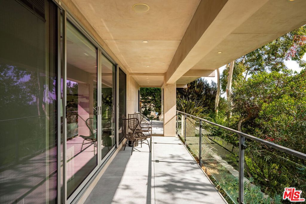 933 Bluegrass Lane