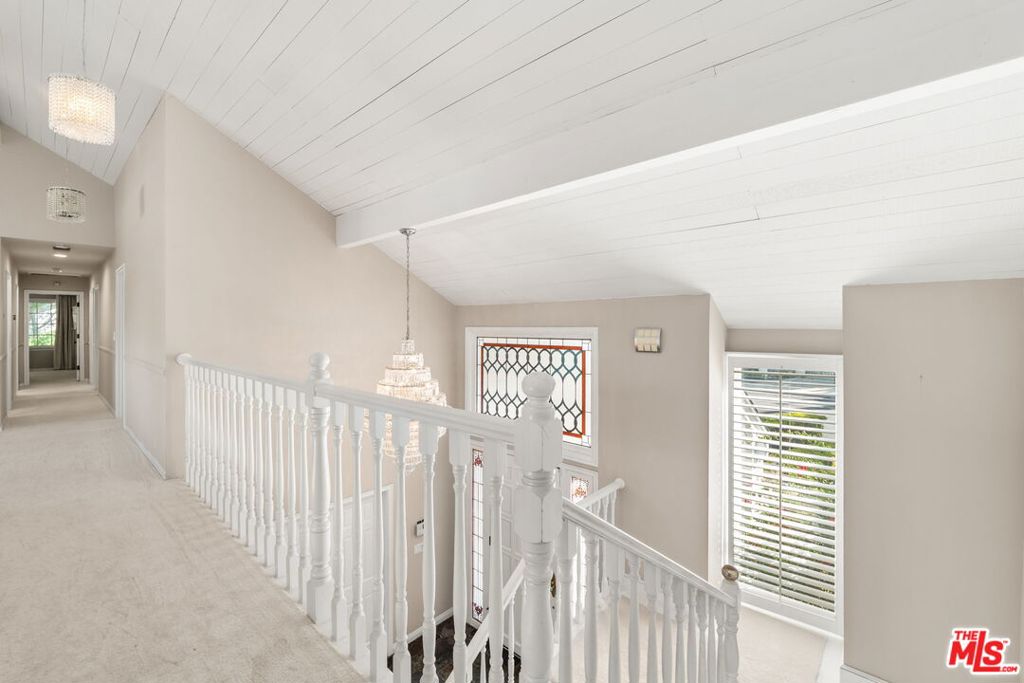 17437 Tarzana Street