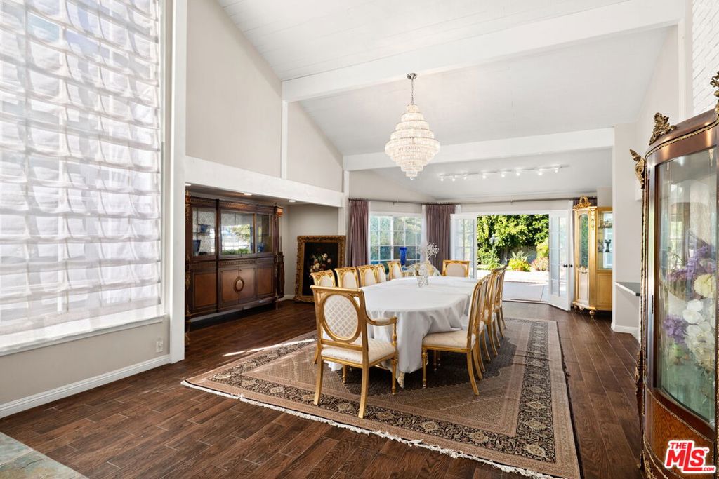 17437 Tarzana Street