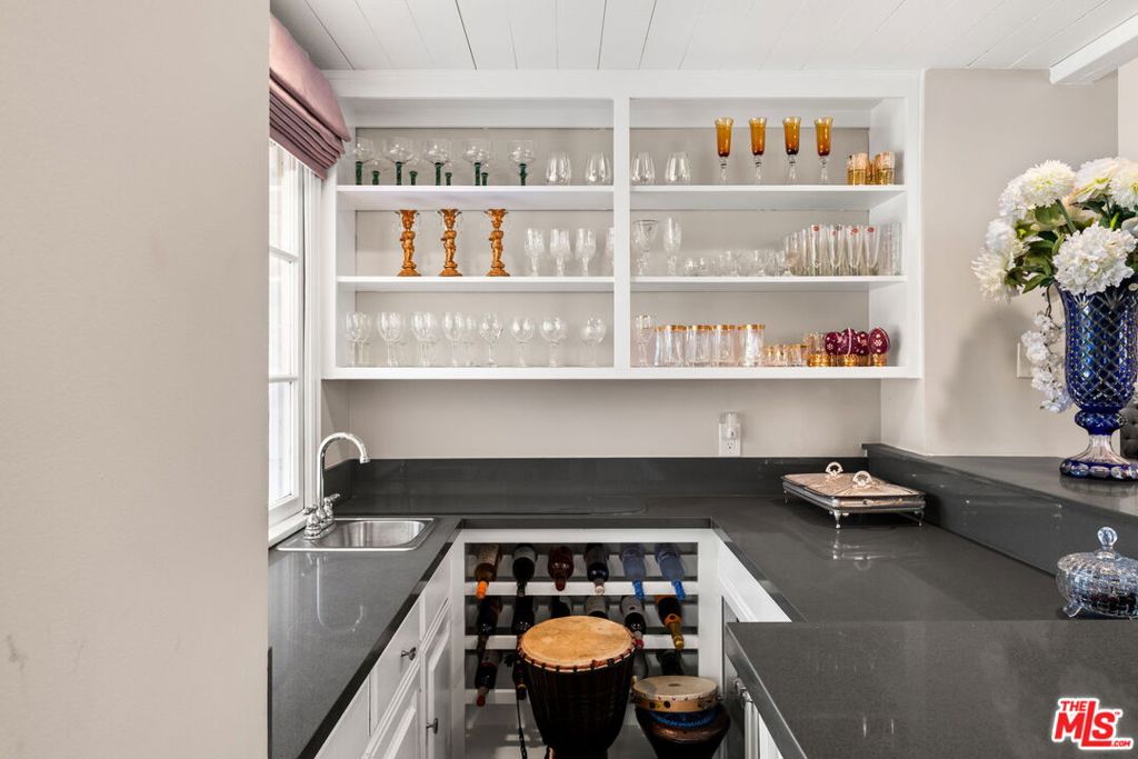 17437 Tarzana Street