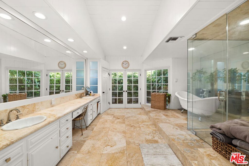 17437 Tarzana Street