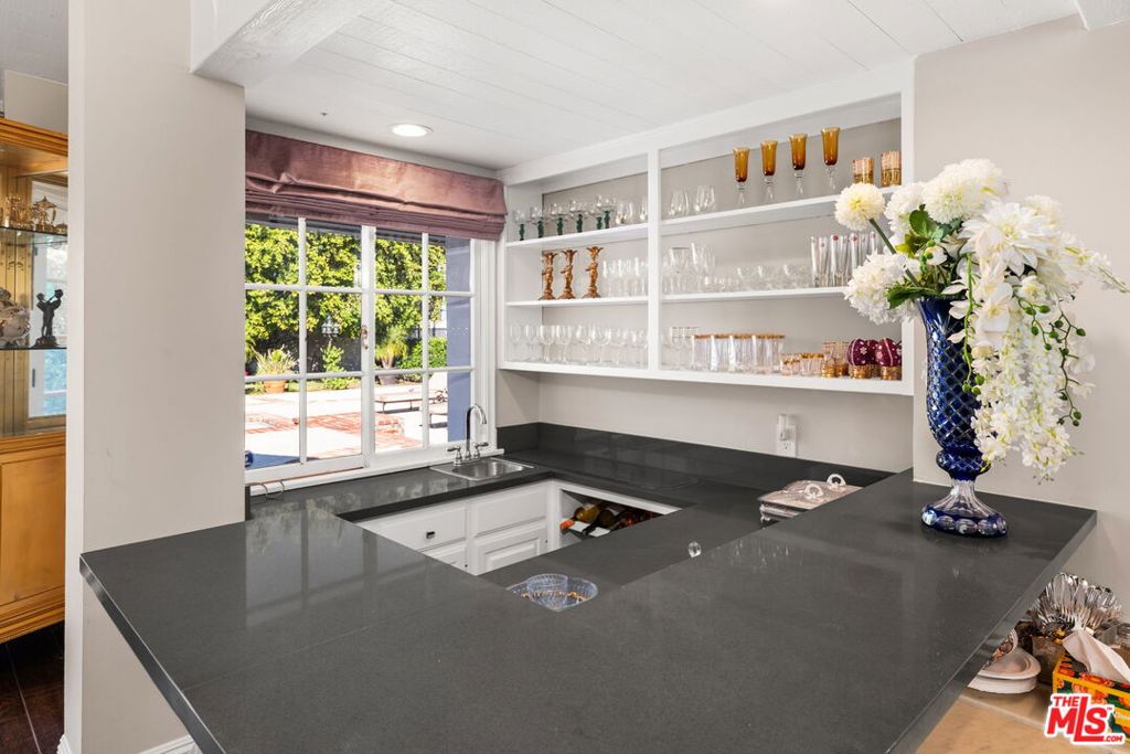 17437 Tarzana Street