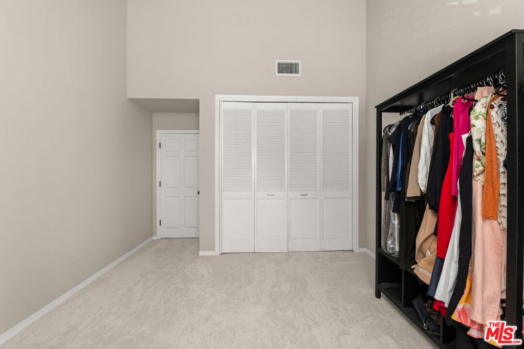 17437 Tarzana Street