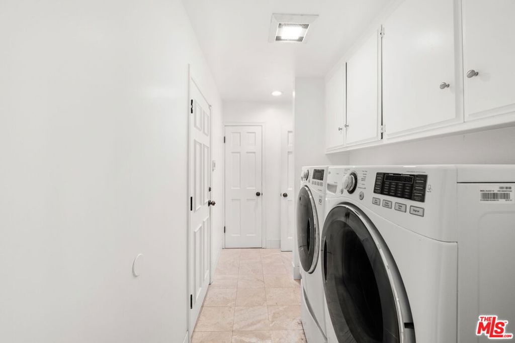 17437 Tarzana Street