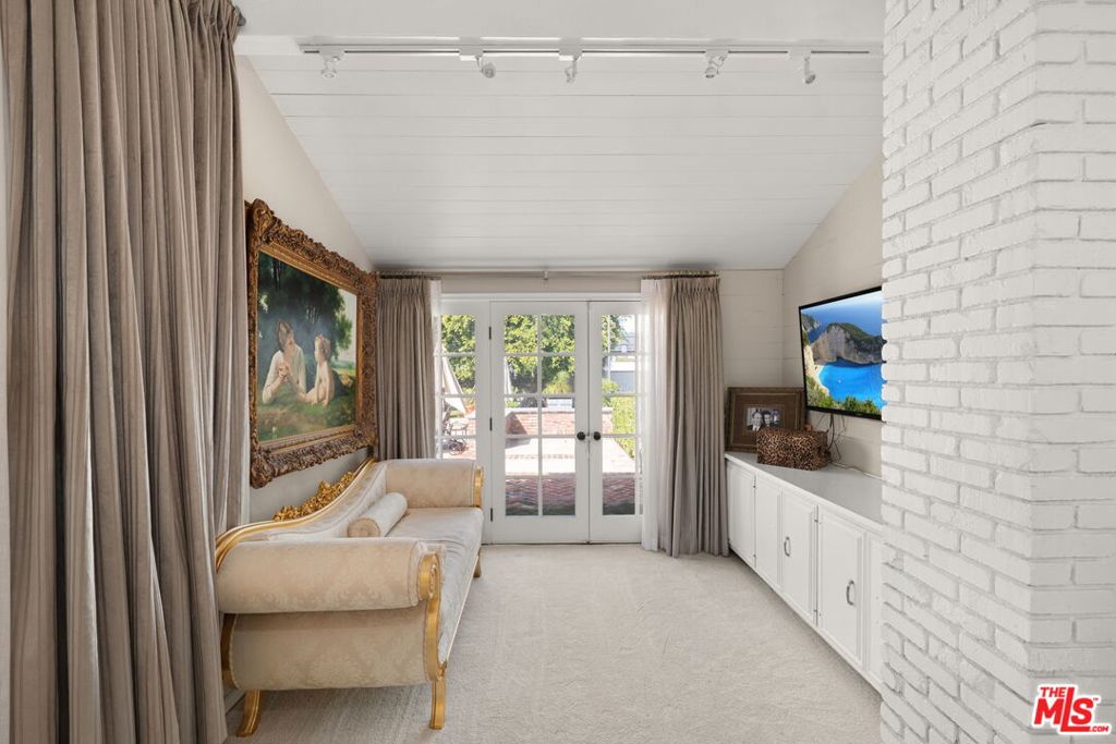 17437 Tarzana Street