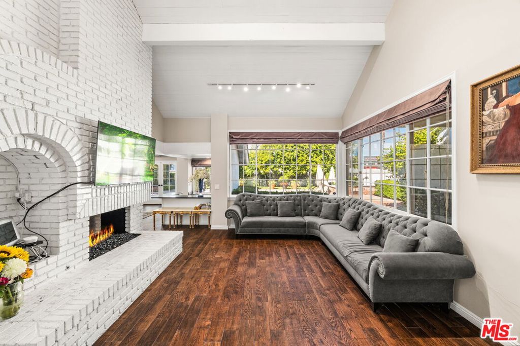 17437 Tarzana Street