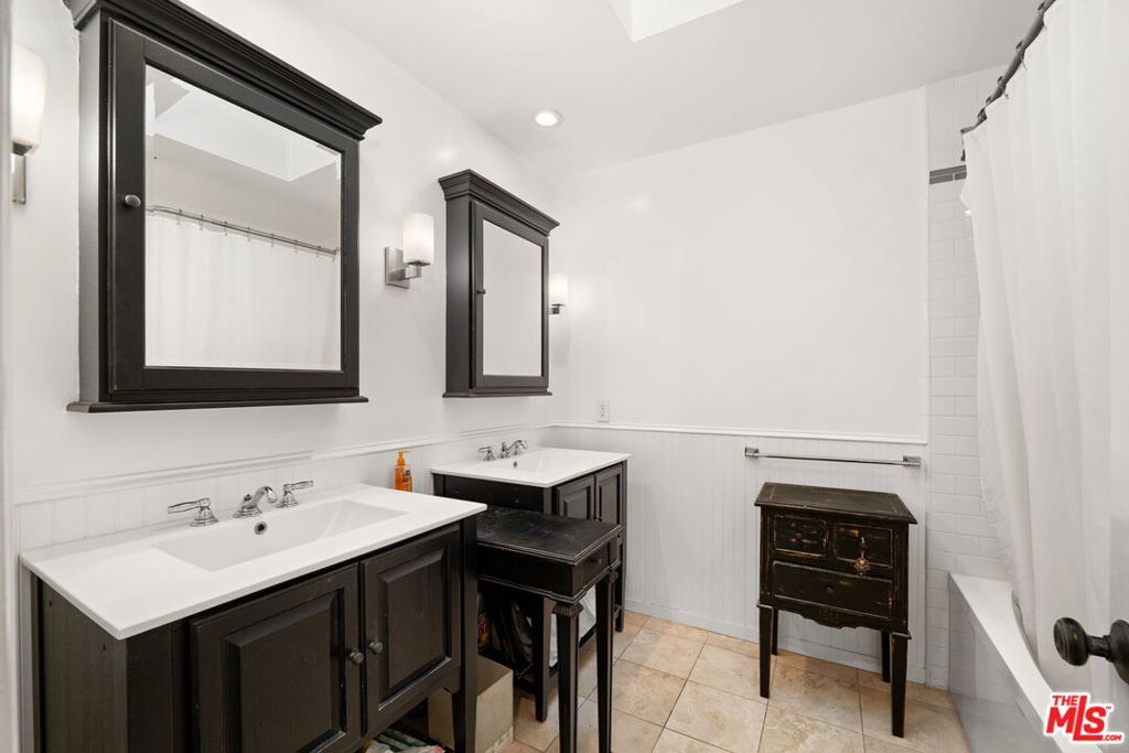 17437 Tarzana Street