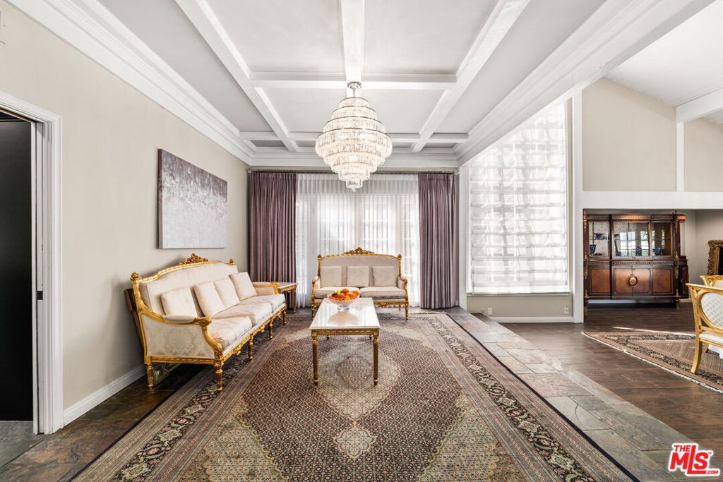 17437 Tarzana Street