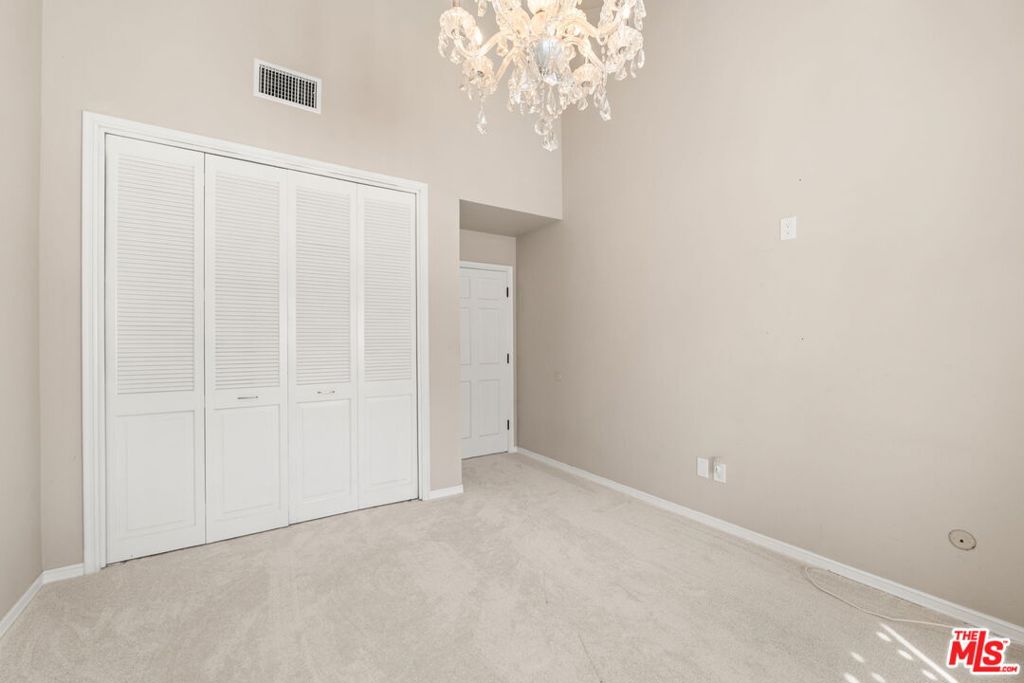 17437 Tarzana Street