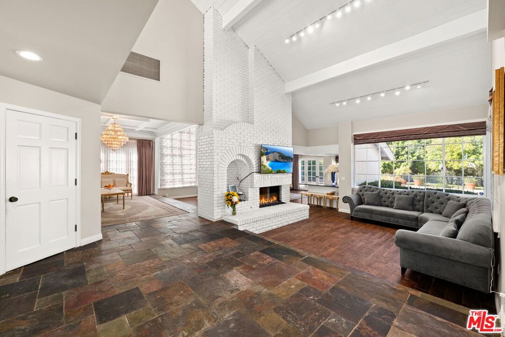 17437 Tarzana Street