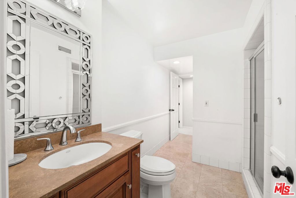 17437 Tarzana Street