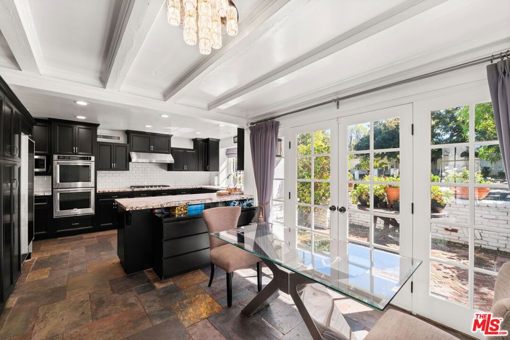 17437 Tarzana Street