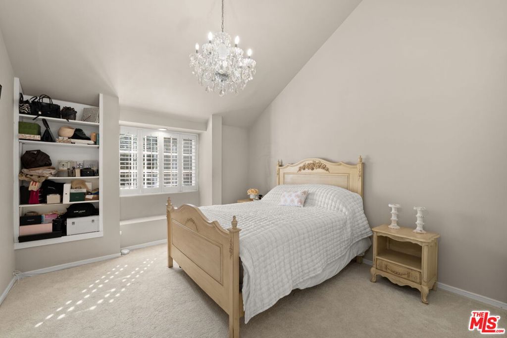 17437 Tarzana Street