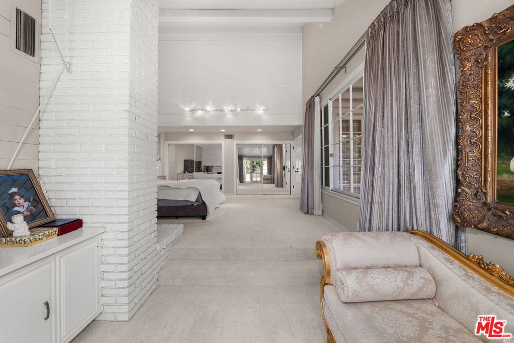 17437 Tarzana Street