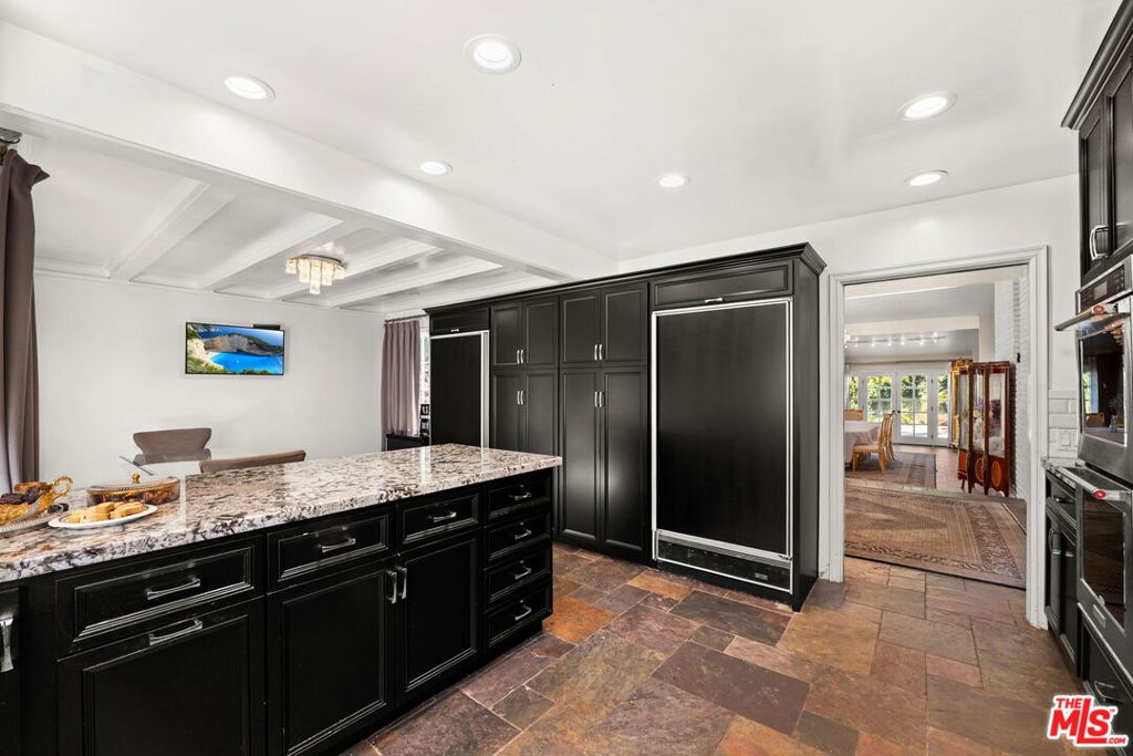 17437 Tarzana Street