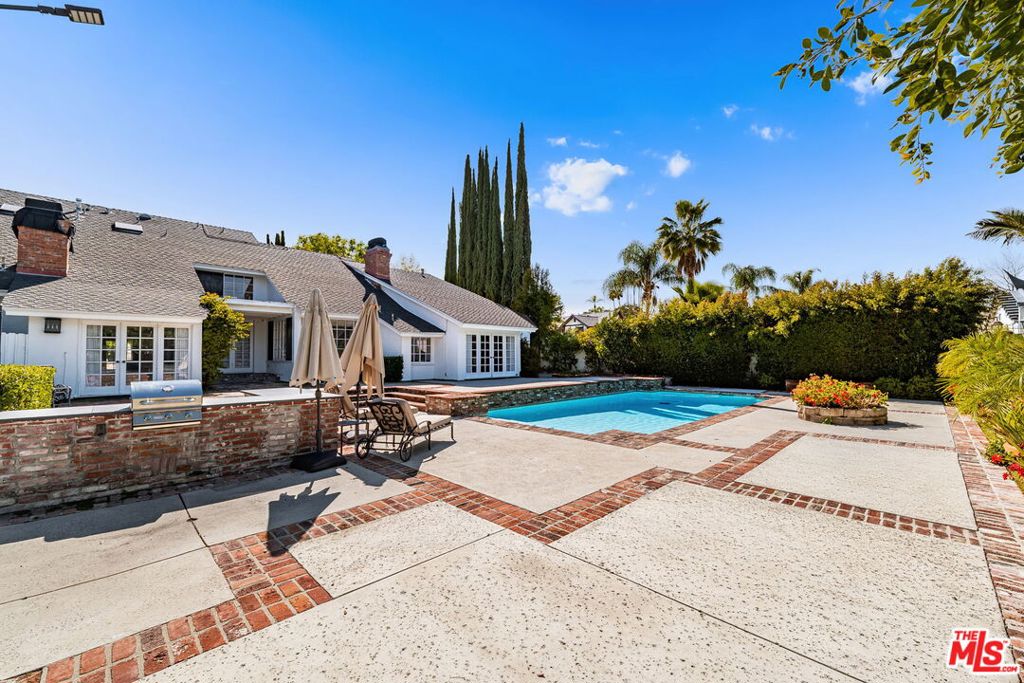 17437 Tarzana Street