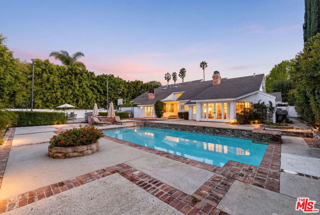 17437 Tarzana Street