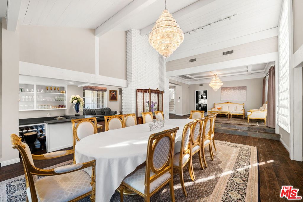 17437 Tarzana Street