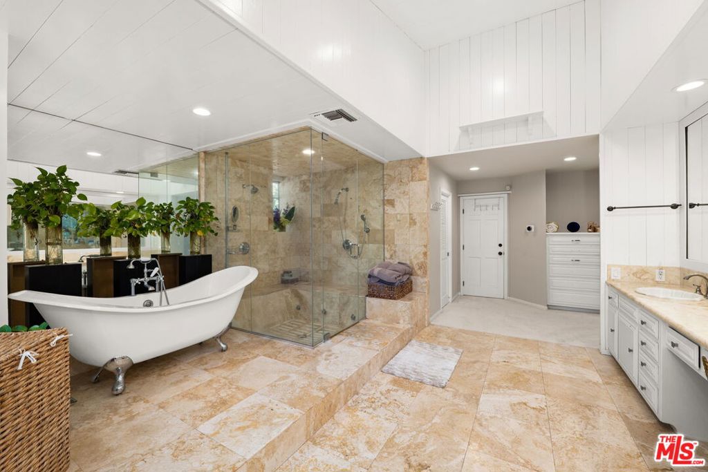 17437 Tarzana Street