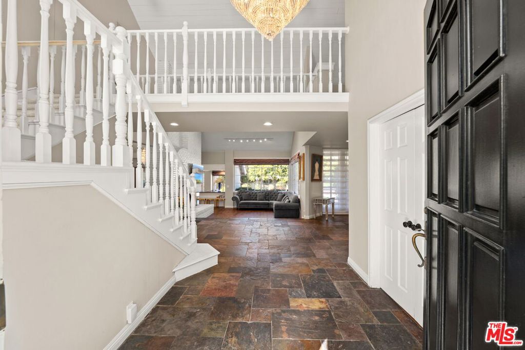 17437 Tarzana Street