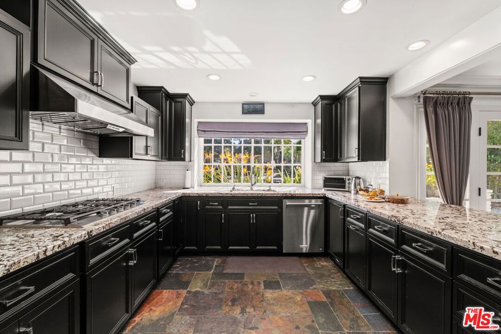 17437 Tarzana Street