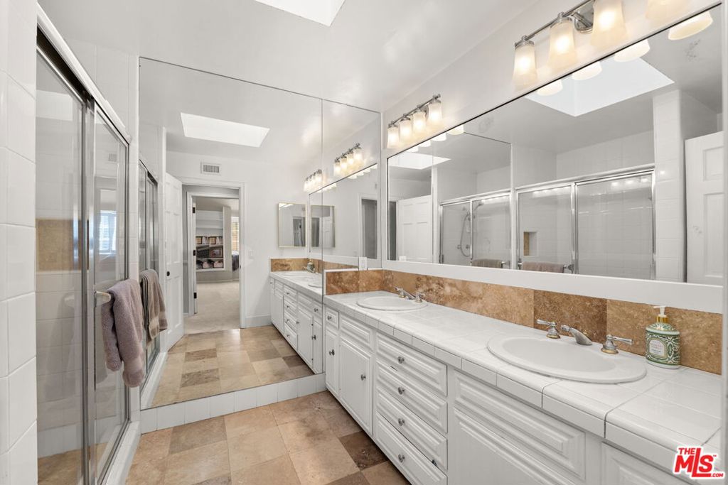 17437 Tarzana Street