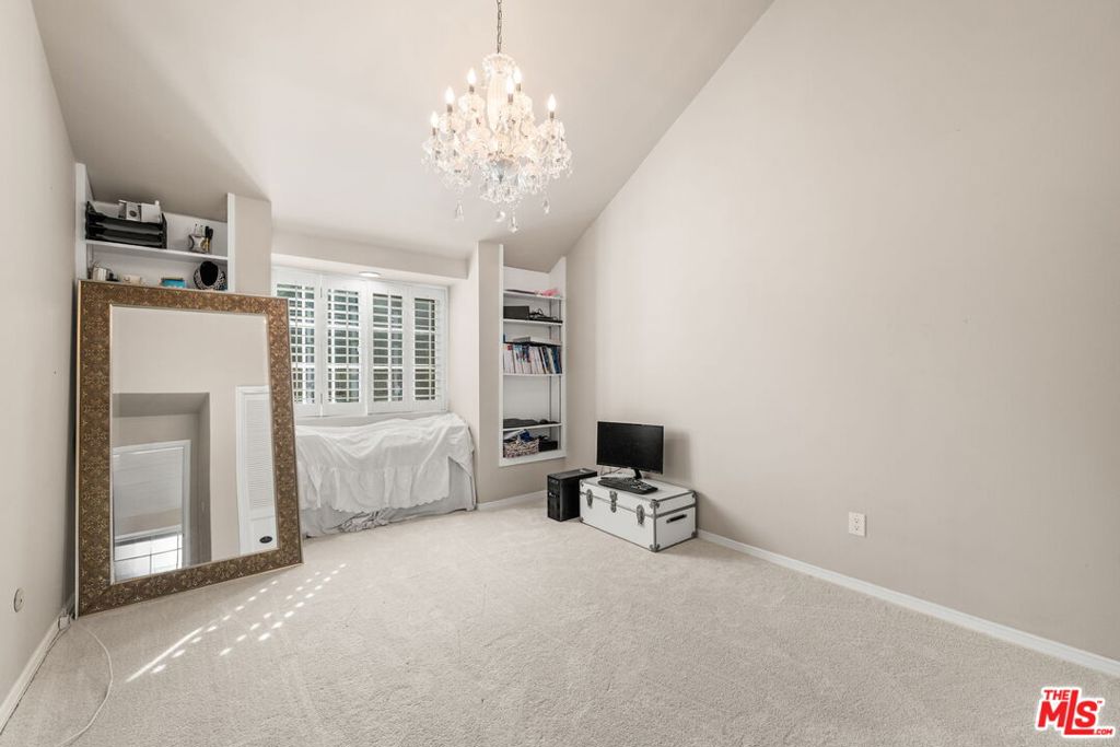 17437 Tarzana Street