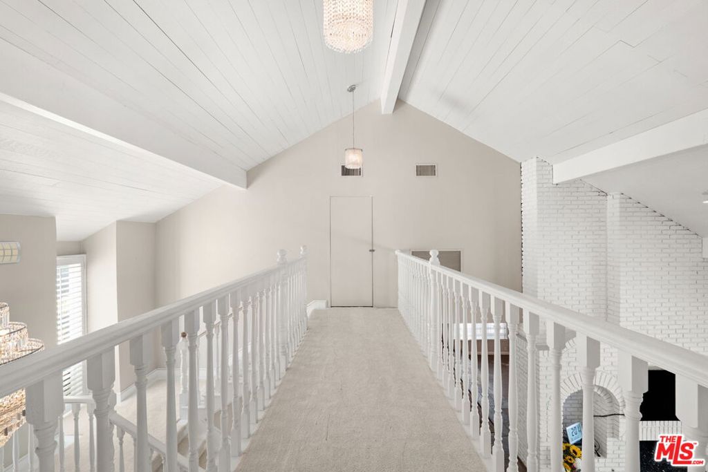 17437 Tarzana Street