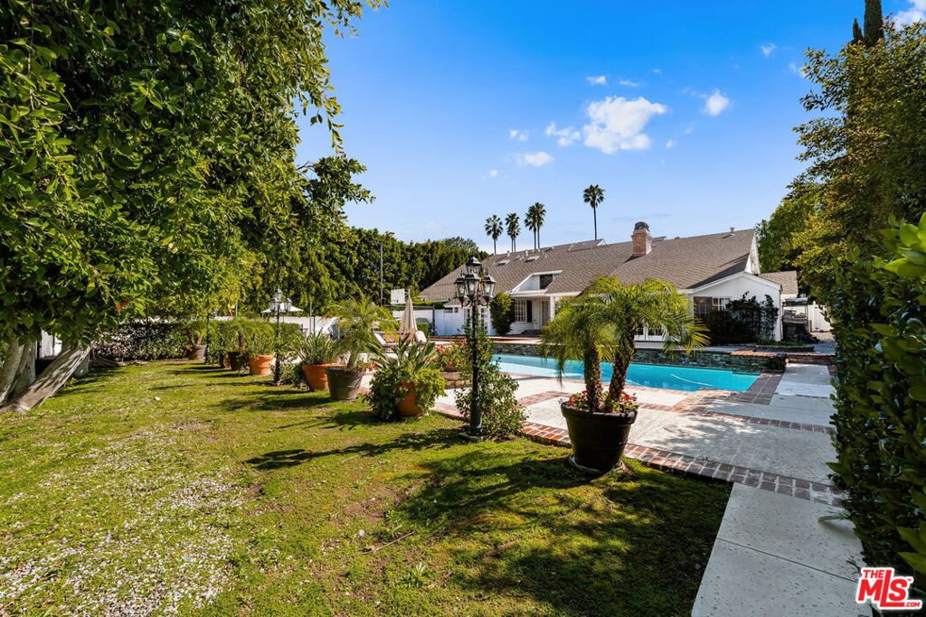 17437 Tarzana Street