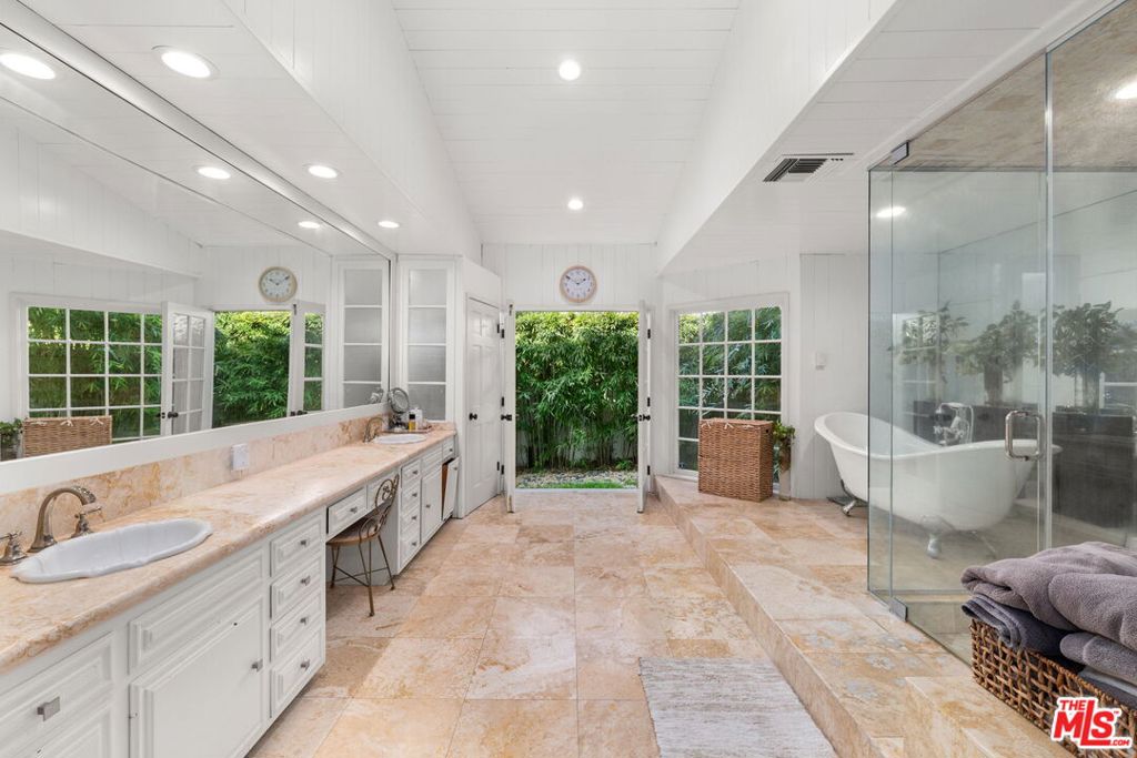 17437 Tarzana Street