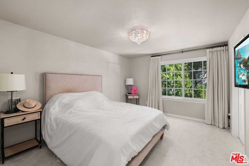 17437 Tarzana Street