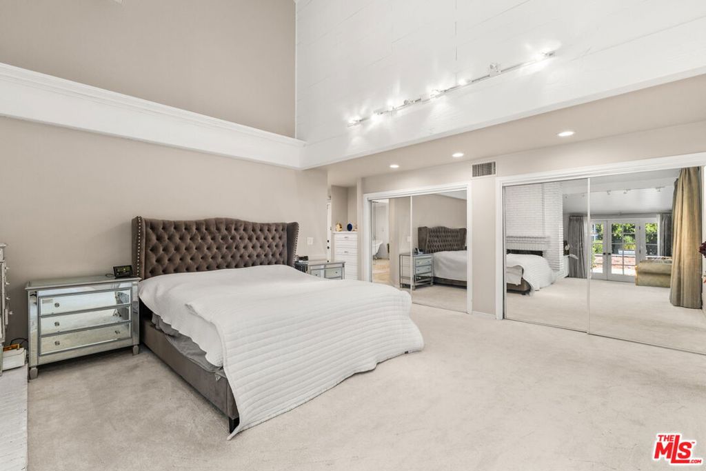 17437 Tarzana Street