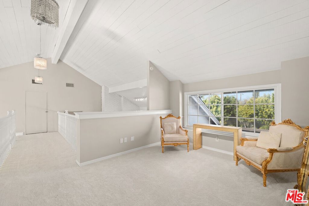 17437 Tarzana Street