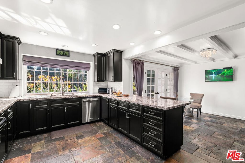 17437 Tarzana Street