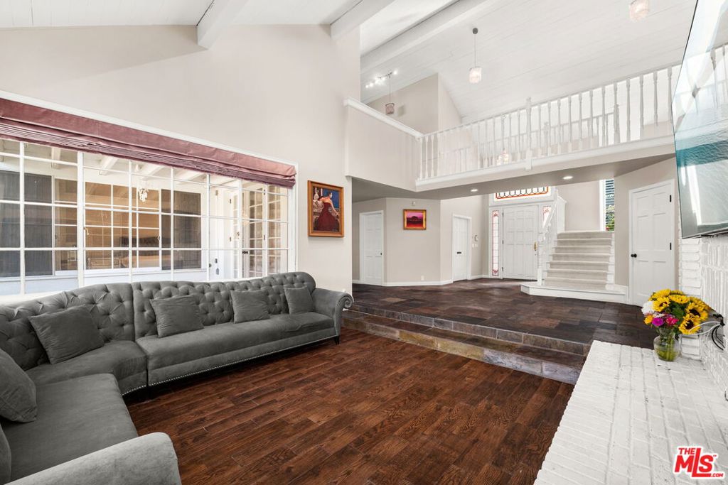 17437 Tarzana Street