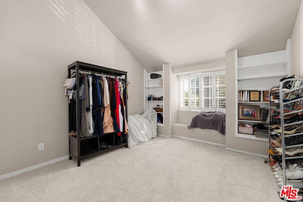 17437 Tarzana Street