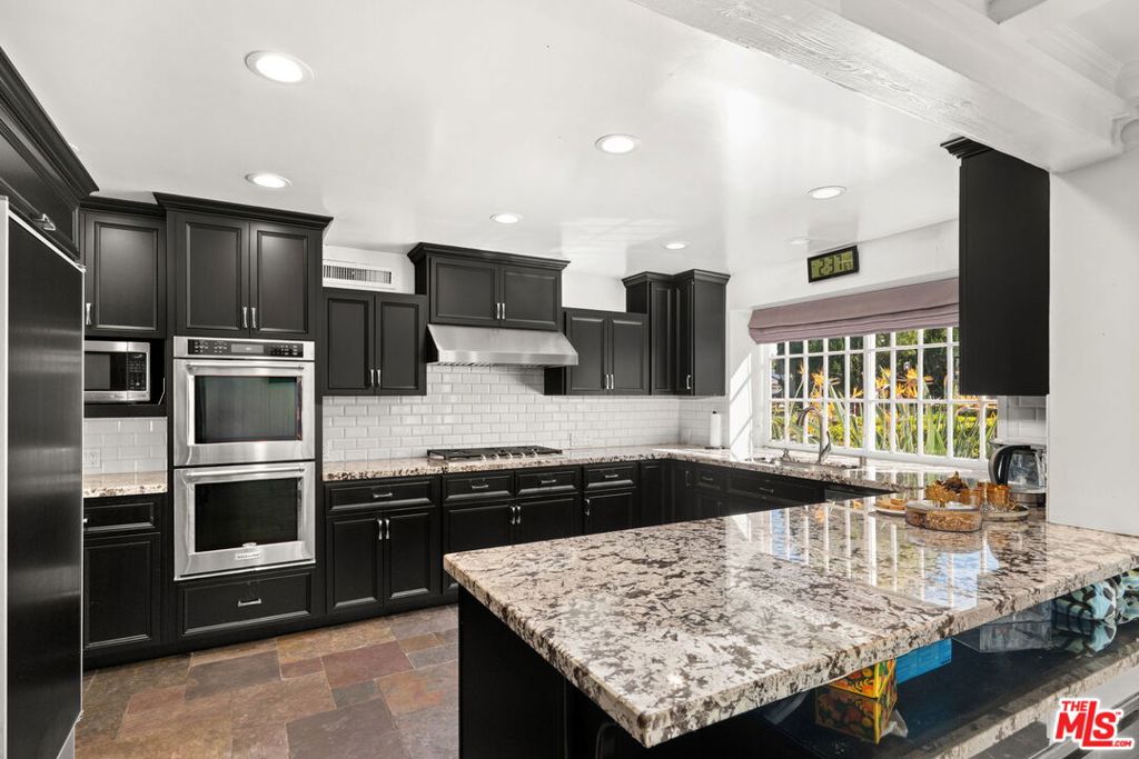 17437 Tarzana Street