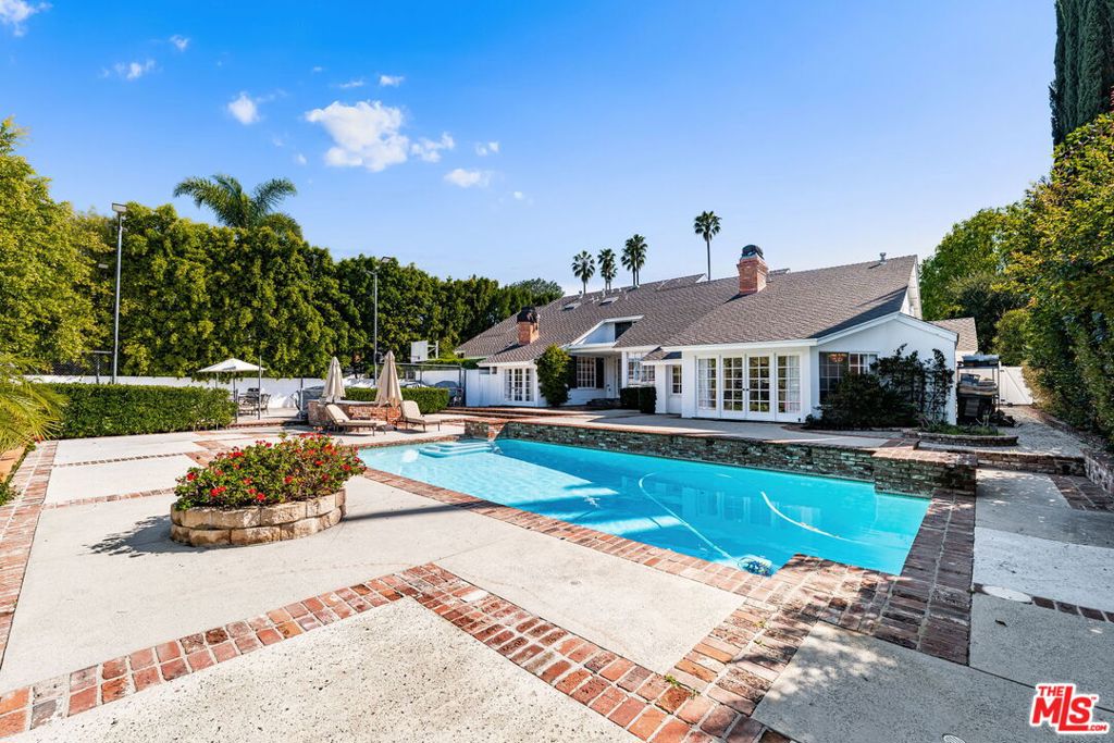 17437 Tarzana Street