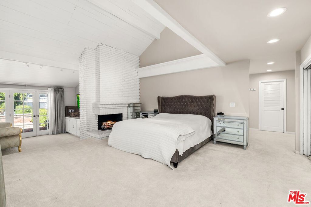 17437 Tarzana Street