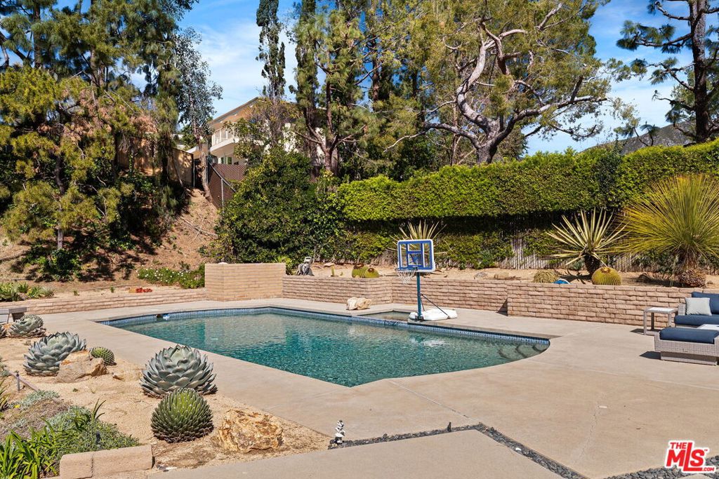 411 Meadowview Drive