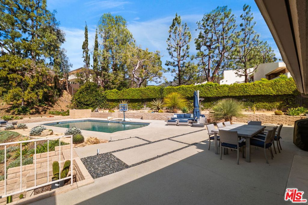 411 Meadowview Drive